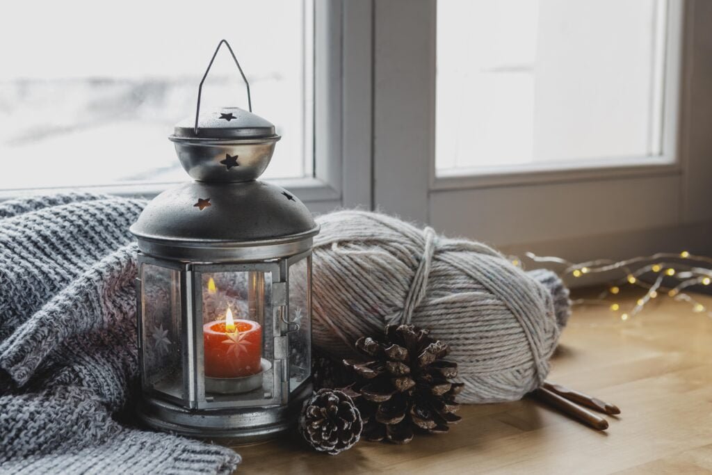 high-angle-lamp-candle-with-pine-cones-yarn-1